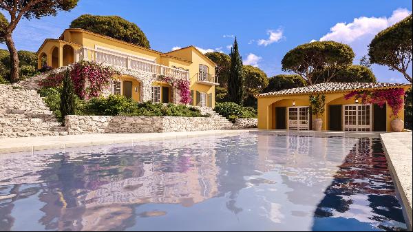 In the exclusive and secure Sinopolis development in Gassin, this magnificent Provencal-st