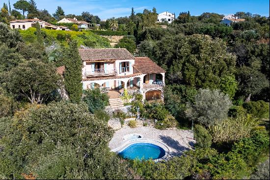 Villa to renovate in La Croix Valmer in a secured domain near the village and the beach.