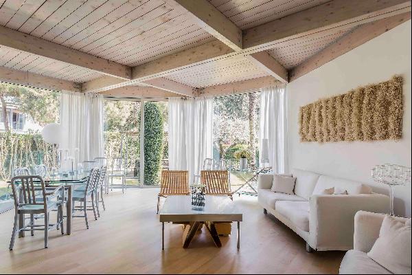Outstanding 4-bedroom apartment close to the beach and surrounded by greenery in Venice.