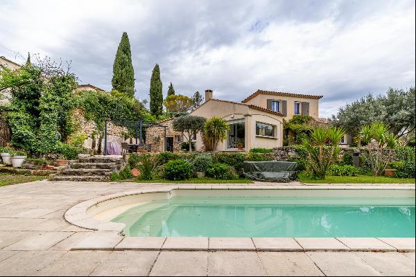 Charming villa for sale in Uzès, with landscaped garden.