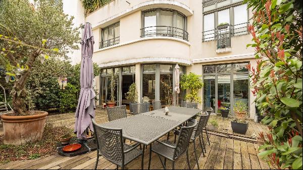 Exceptional house ideally located close to the shops and transport links of rue Raymond Lo