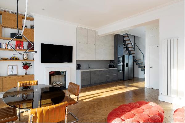 A spacious two-bedroom duplex flat with south facing terrace for sale in Notting Hill.