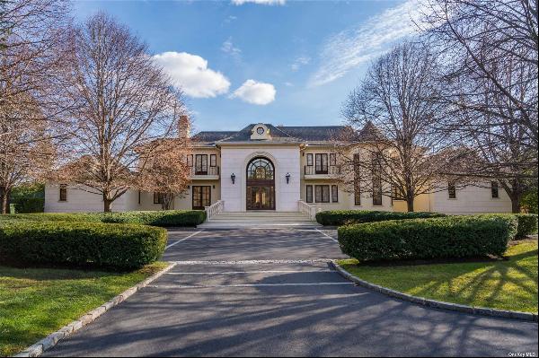 OLD WESTBURY | Polo Estates. Discreetly located off a quiet cul-de-sac, just down the road