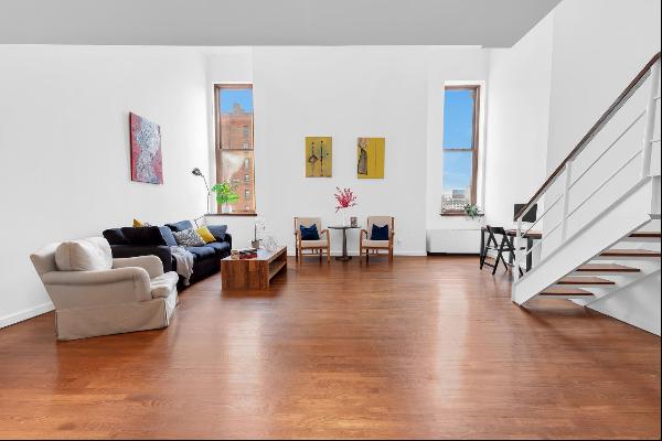 <div><span></span></div>Bright and Spacious Duplex Loft with double-height ceilings, locat