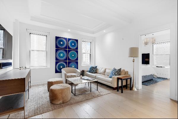 PARK AVENUE PERFECTIONLocated in the heart of Lenox Hill, this classic boutique co-op in t