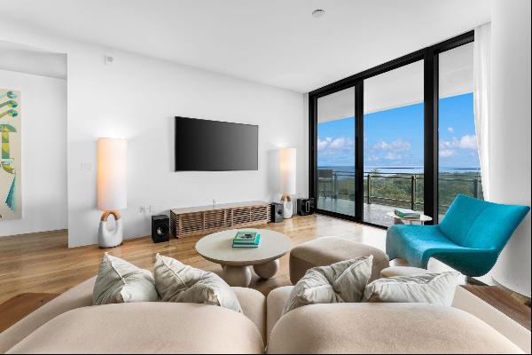 Experience Park and Ocean views at Eighty Seven Park by Renzo Piano. This exclusive 2-bed,