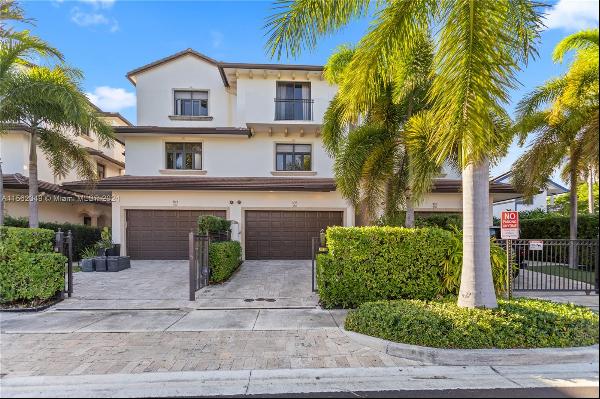 READY TO ENJOY THE BEST SOUTH FLORIDA HAS TO OFFERô THIS PROPERTY HAS IT ALL! SPACIOUS 3 L
