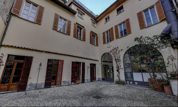 A majestic historic palace for sale in the city centre of Como with a courtyard and parkin