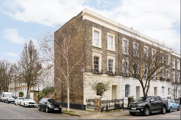 An end-of-terrace Grade II listed four/five bedroom house with garage and roof terrace, lo
