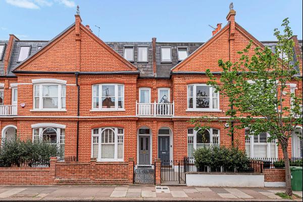A splendid split-level flat tucked away in the esteemed Peterbrough Estate, celebrated for