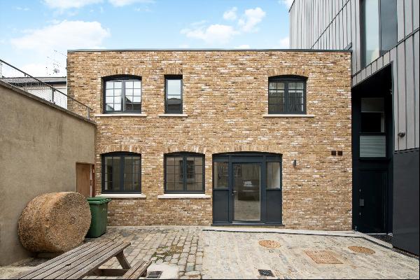 A rare 2 bedroom house on the market for the first time, located just off Bermondsey Stree