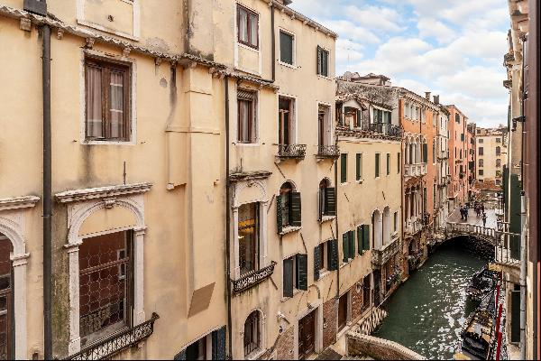 Beautiful, renovated 2-bedroom apartment a stone's throw from Rialto, in Venice.