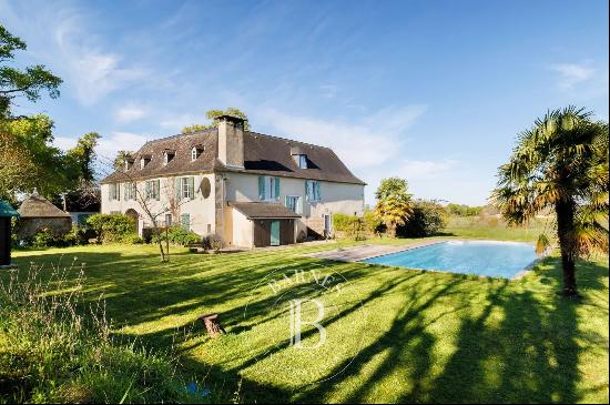 PRETTY BEARNAIS FARM HOUSE WITH GITE AND SWIMMING- POOL