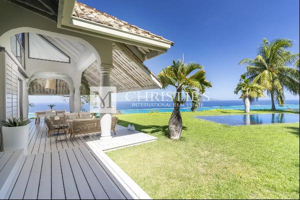 Exceptional property comprising 3 independent villas - sea view in PUNAAUIA