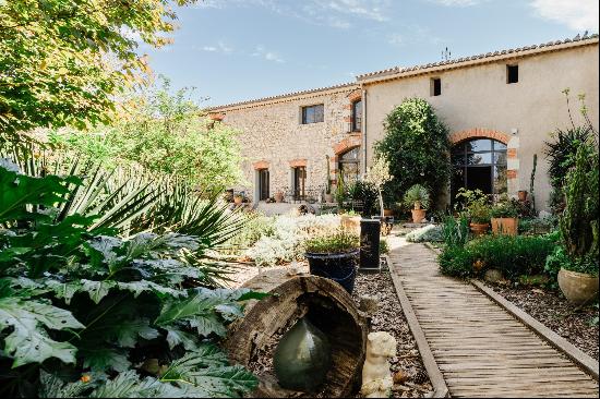 LARGE LOFT-STYLE HOUSE IN THE HEART OF THE VILLAGE