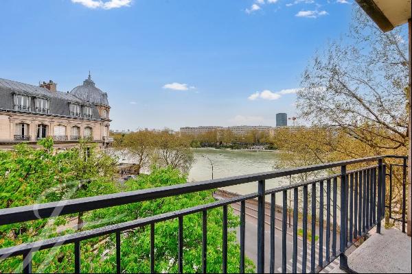 Apartment with superb unobstructed views of the Seine