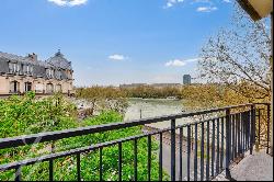 Apartment with superb unobstructed views of the Seine