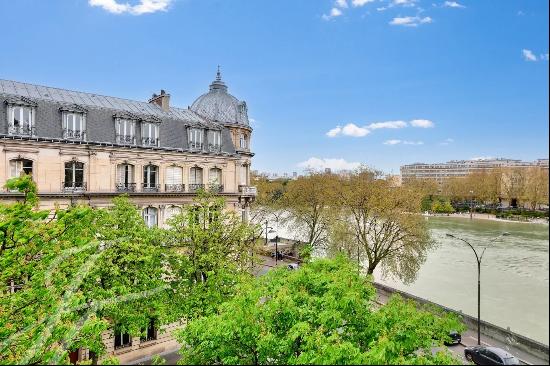 Apartment with superb unobstructed views of the Seine