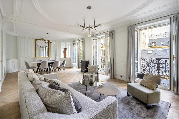 Paris 6th District – A superb 3-bed apartment with a balcony