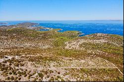 Land with a sea view on Hvar