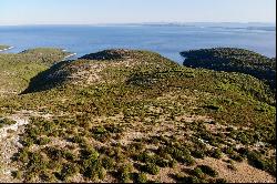 Land with a sea view on Hvar