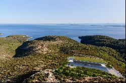 Land with a sea view on Hvar