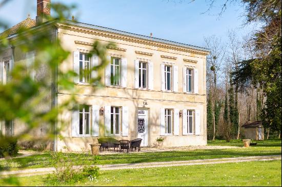 MAGNIFICENT PROPERTY WITH WOODED GROUNDS NEAR BORDEAUX