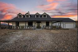 Modern Farmhouse in Northern AZ 4 acres, Well, Barn, River & National Forest.