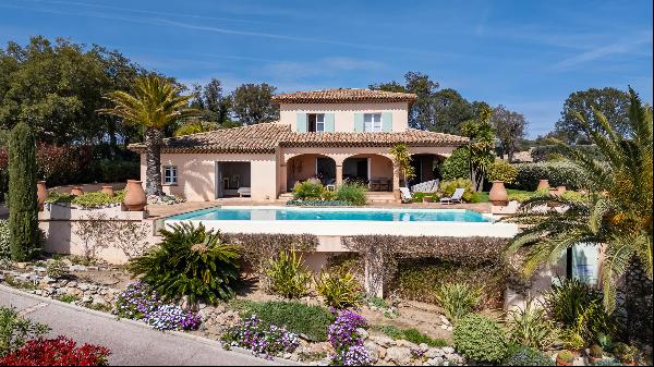 Provençal villa with sea view for sale in Sainte-Maxime.