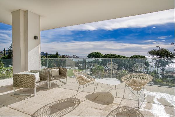 High standing apartment with sea view for sale in Sainte-Maxime.
