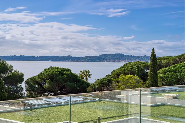 Beautiful sea-view apartment for sale in Sainte-Maxime.