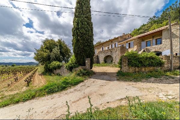 An authentic, renovated farmhouse with excpetional views near Uzes.