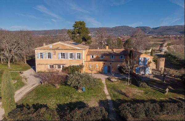 Estate with land, outbuildings and cottages for sale in Luberon.