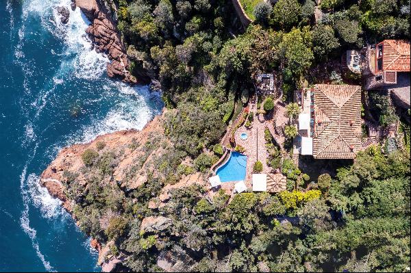 An exceptional Provencal waterfront villa for sale on the French Riviera with panoramic vi