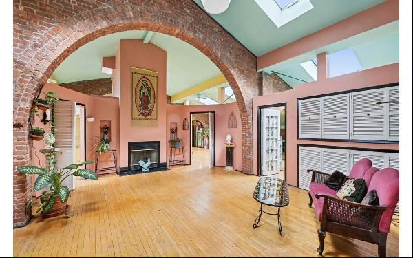 <p><span>One-of-a-kind.....Don't miss this awesome Penthouse Loft offered for the First Ti
