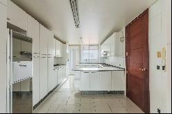 4-bedroom apartment, 5 bathrooms, including services in Las Condes.