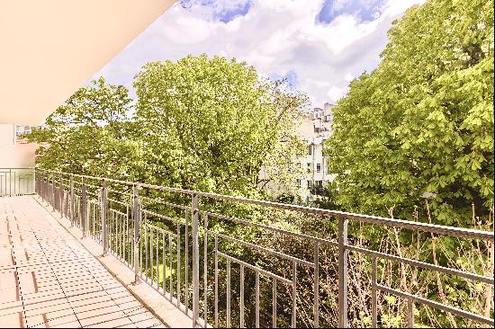 Paris 16th District - off Trocadero- A bright 3-bed apartment