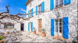 Property built in 1869 and its outbuildings - South of Aix-en-Provence