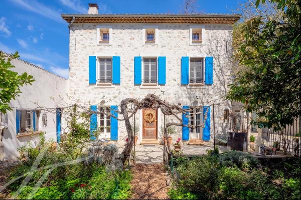 Former farmhouse built in 1869 and its outbuildings - South of Aix-en-Provence