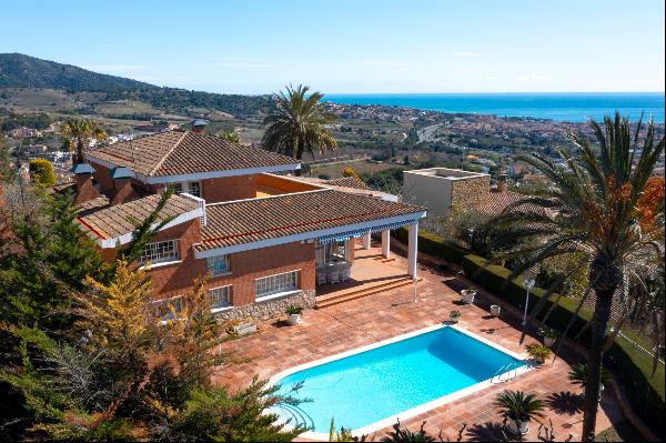 Magnificent villa in Alella with spectacular sea and mountain views.