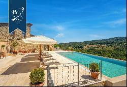 Elegant country villa with an outbuilding for sale on the Tuscan hills near Montalcino