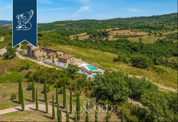 Elegant country villa with an outbuilding for sale on the Tuscan hills near Montalcino
