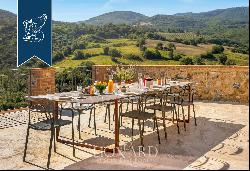 Elegant country villa with an outbuilding for sale on the Tuscan hills near Montalcino