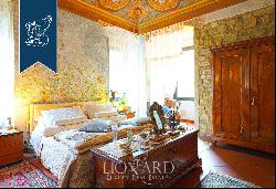 Elegance and Art for sale in Florence: Frescoed apartment on the Piano Nobile of a histori