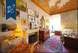 Elegance and Art for sale in Florence: Frescoed apartment on the Piano Nobile of a histori