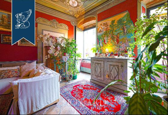 Elegance and Art for sale in Florence: Frescoed apartment on the Piano Nobile of a histori