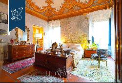 Elegance and Art for sale in Florence: Frescoed apartment on the Piano Nobile of a histori