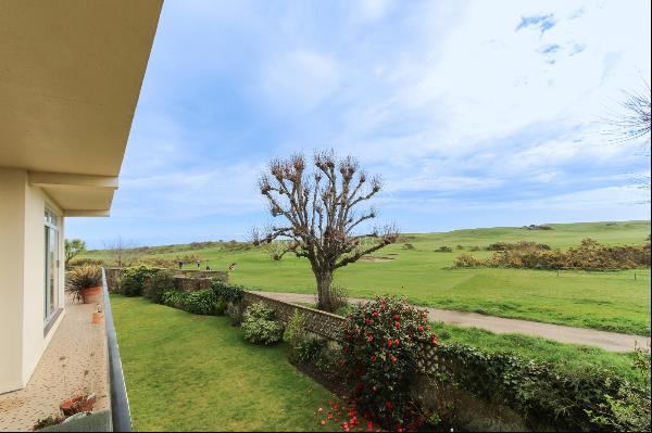 Spacious Apartment Overlooking The Royal Jersey Golf Course