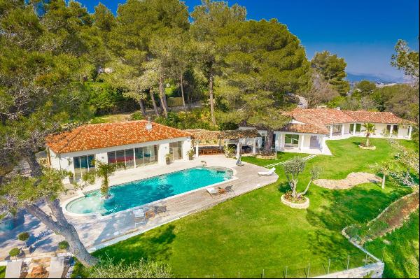 Villa with panoramic sea views, pool and tennis in Mougins.