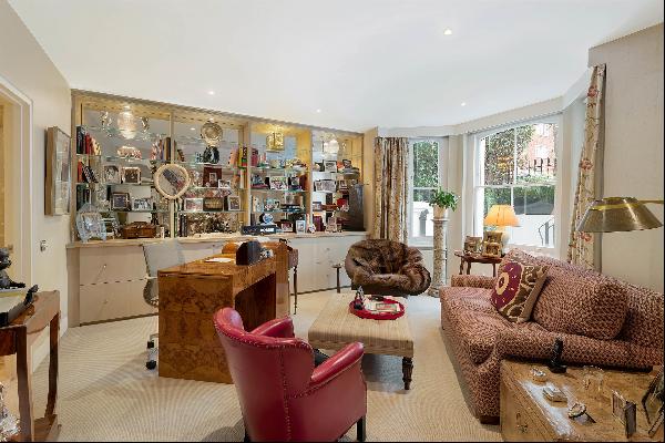 An elegant maisonette of grand proportions in the Phillimore Estate with private garden.